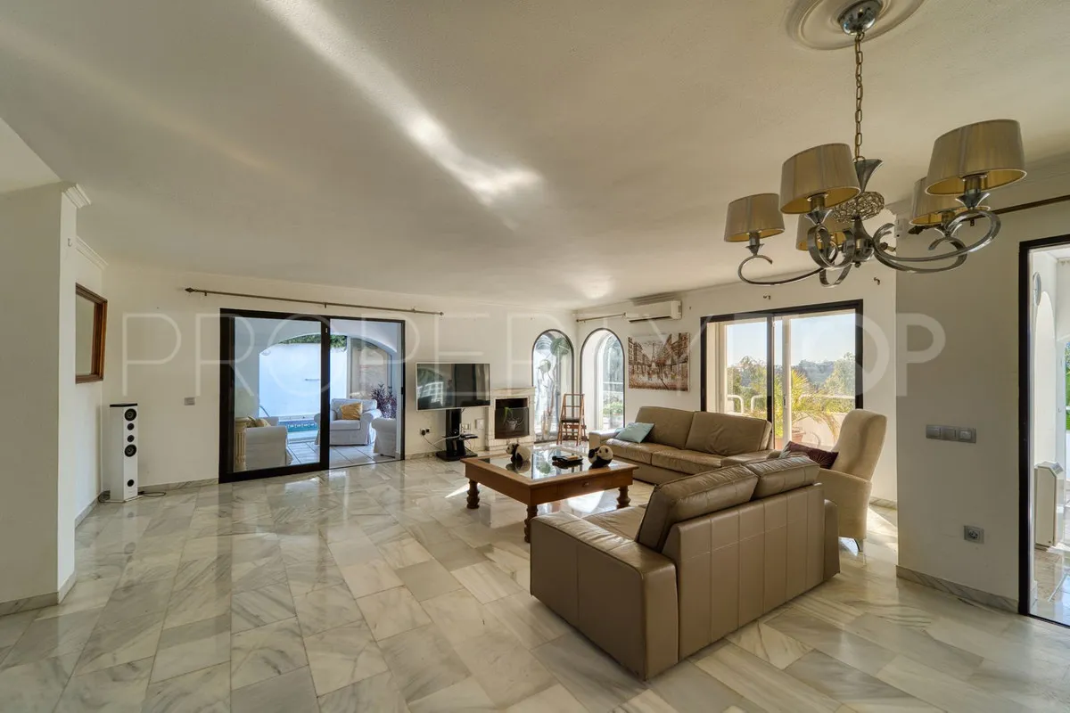 For sale villa in Nueva Andalucia with 4 bedrooms