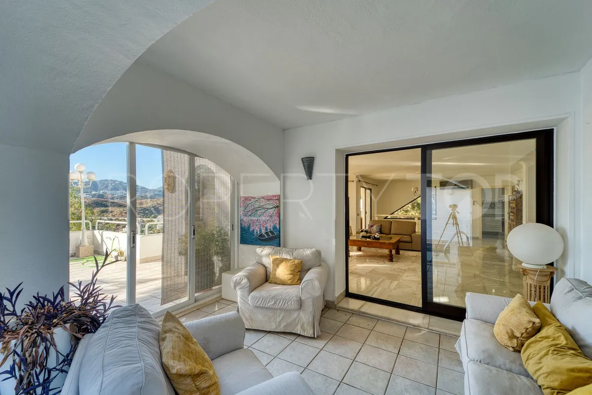 For sale villa in Nueva Andalucia with 4 bedrooms