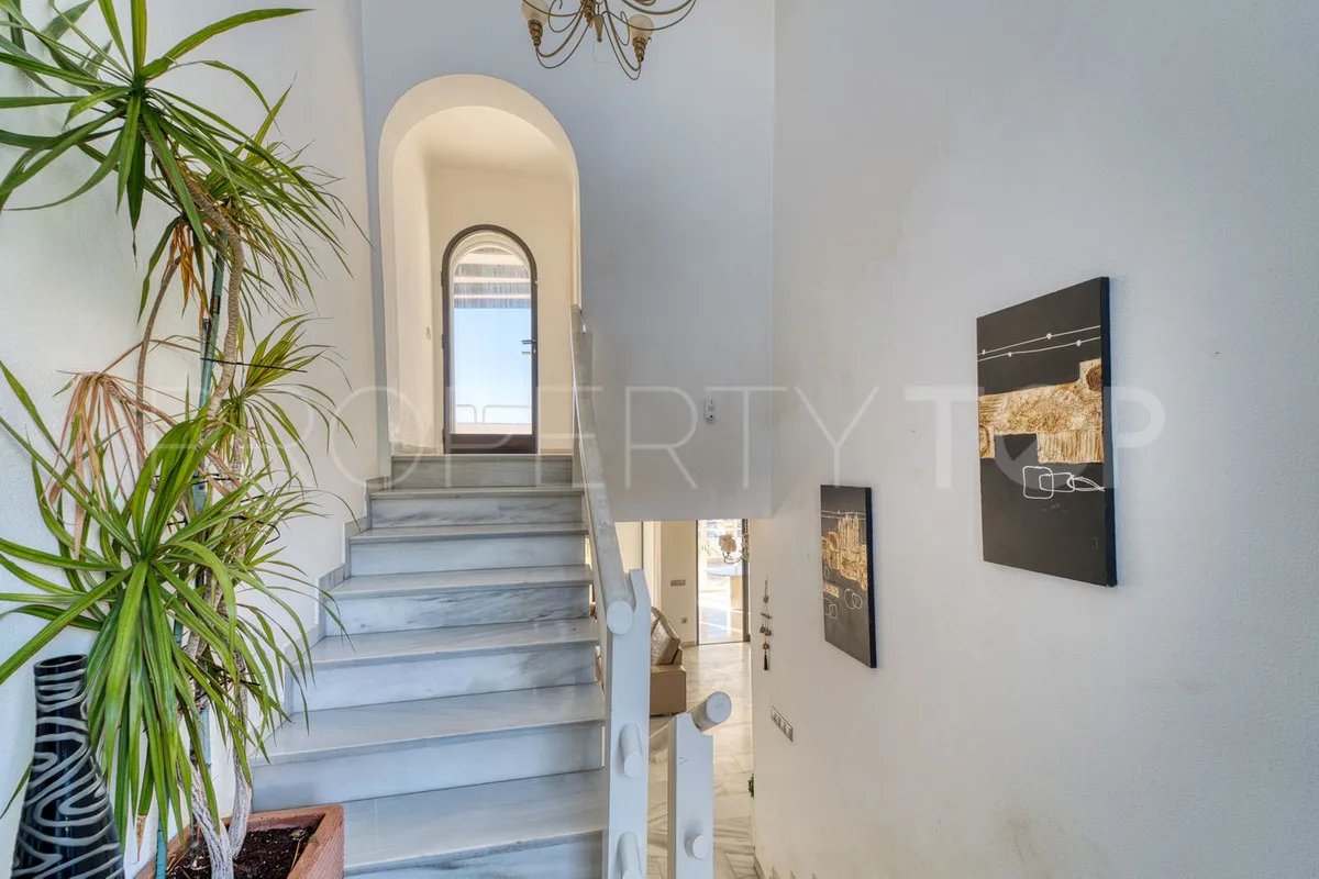 For sale villa in Nueva Andalucia with 4 bedrooms