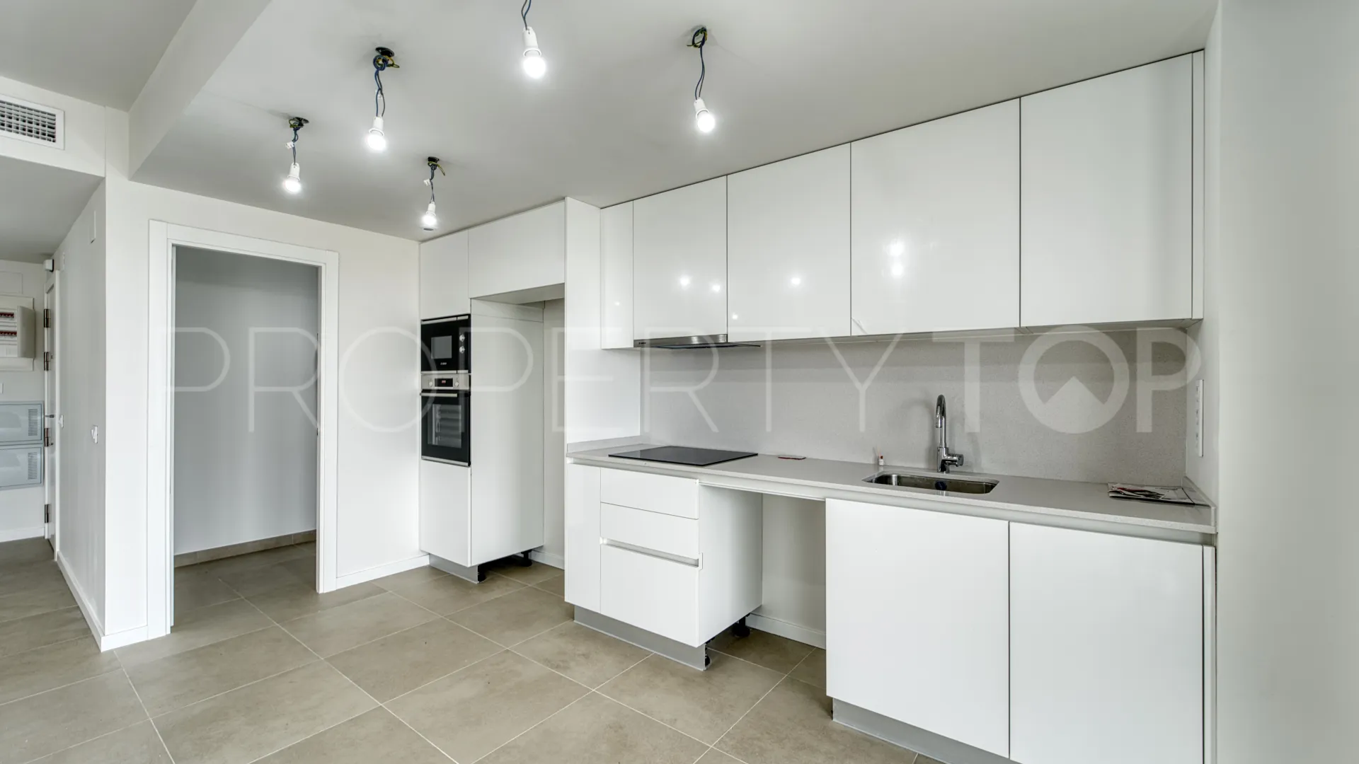 For sale ground floor apartment with 2 bedrooms in Torremolinos