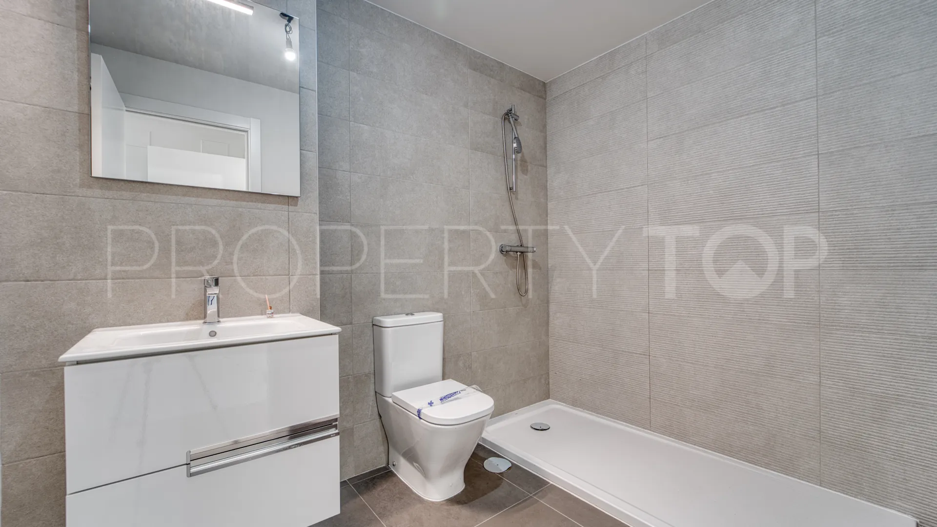 For sale ground floor apartment with 2 bedrooms in Torremolinos