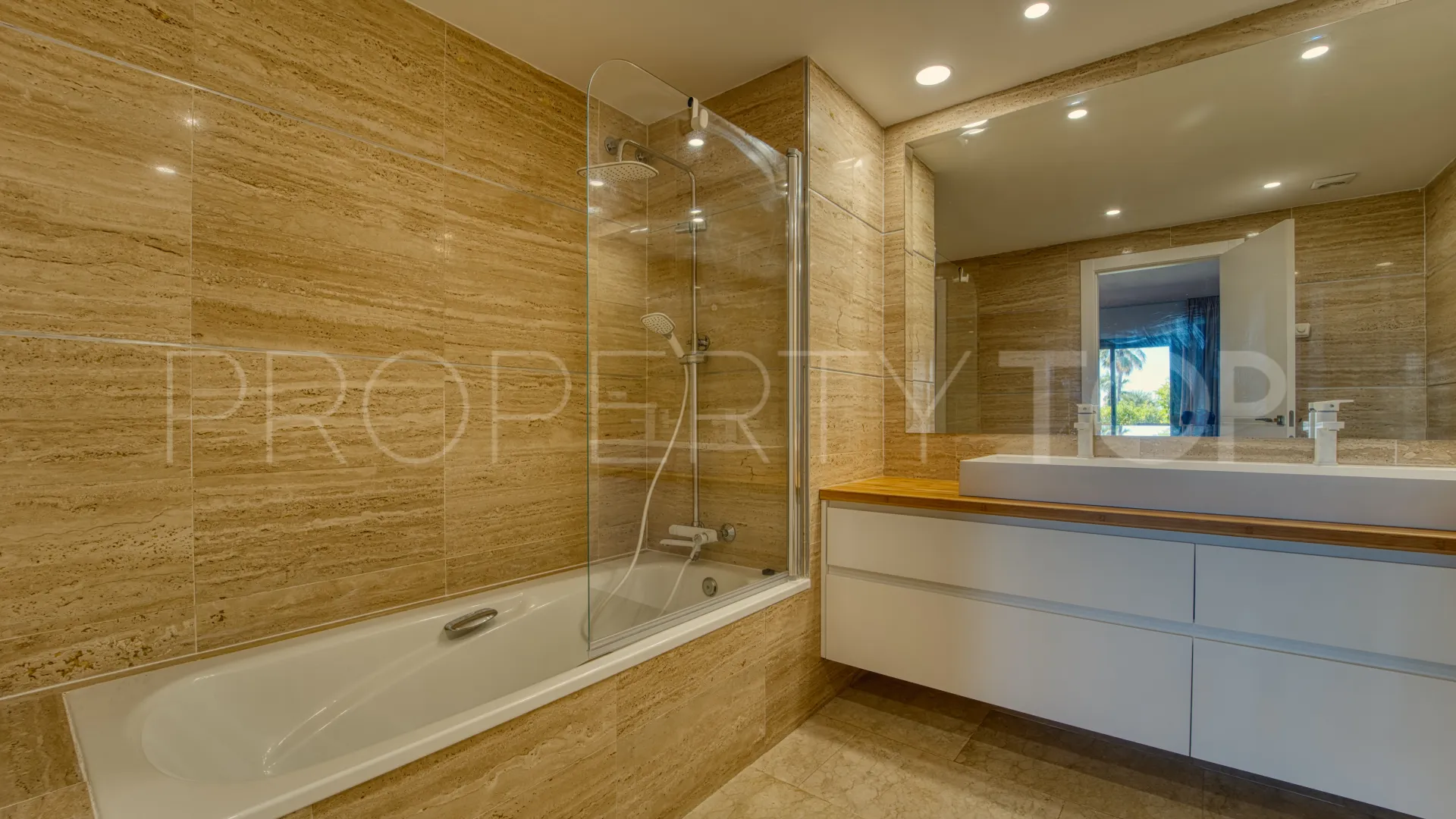 Se vende apartamento planta baja en Atalaya Hills con 3 dormitorios
