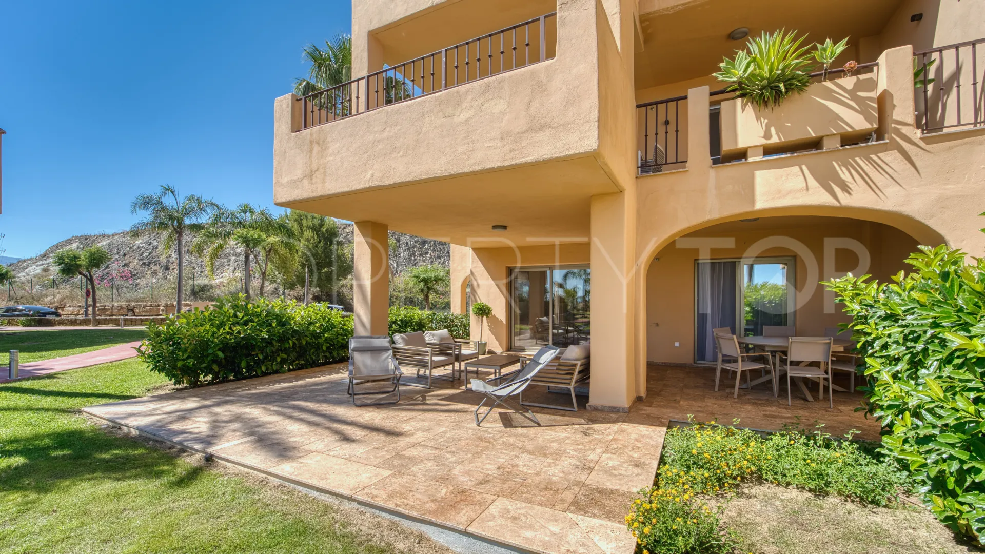 Se vende apartamento planta baja en Atalaya Hills con 3 dormitorios