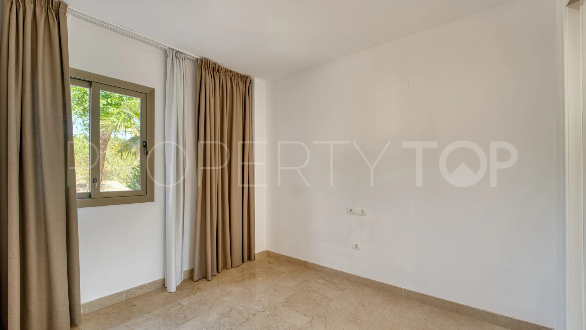 Se vende apartamento planta baja en Atalaya Hills con 3 dormitorios