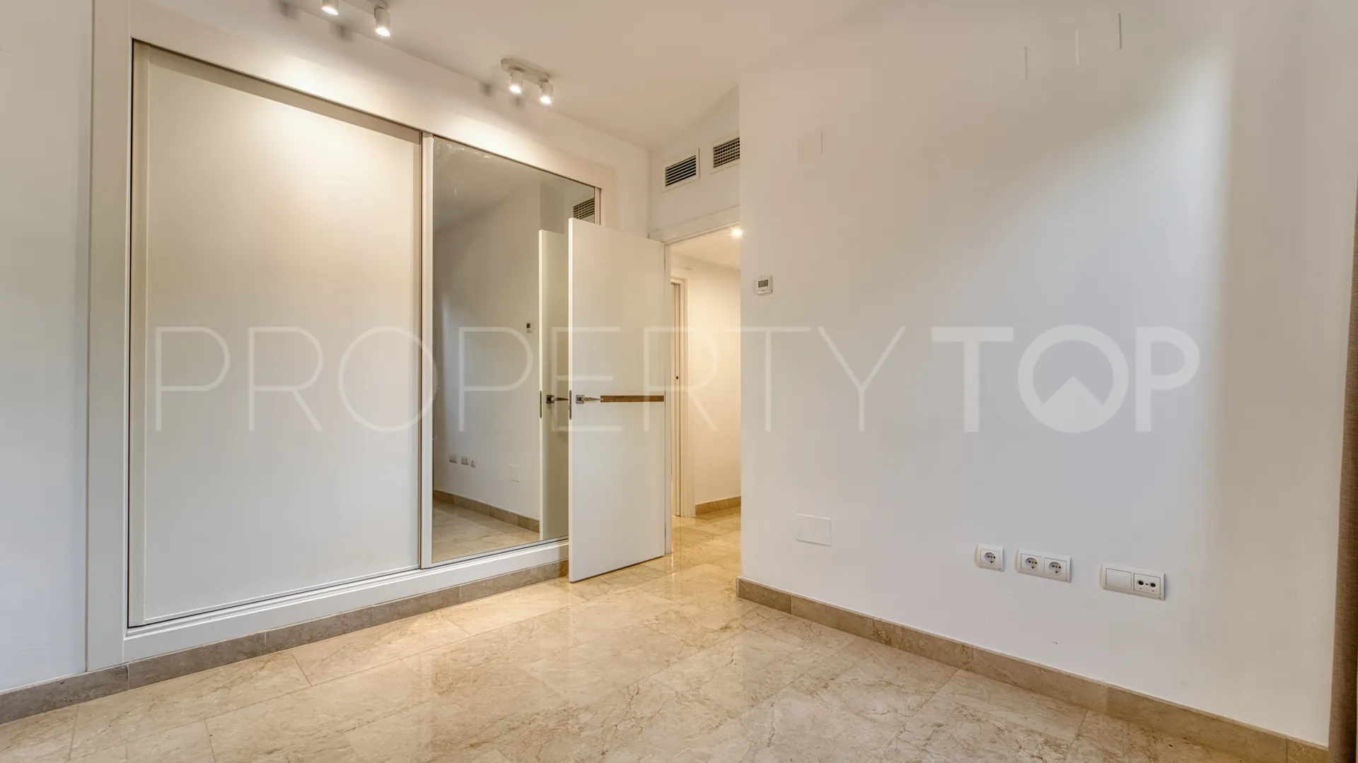 Se vende apartamento planta baja en Atalaya Hills con 3 dormitorios