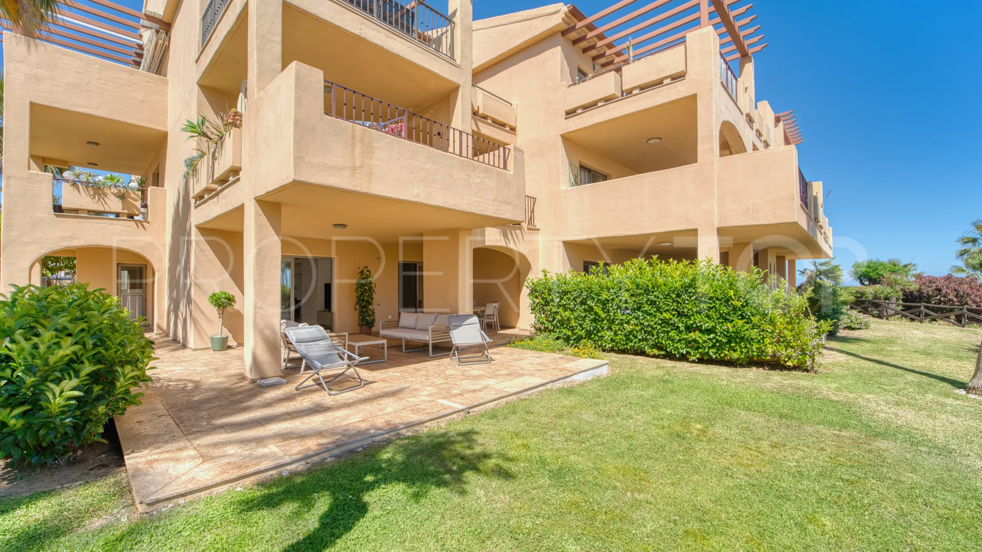 Se vende apartamento planta baja en Atalaya Hills con 3 dormitorios