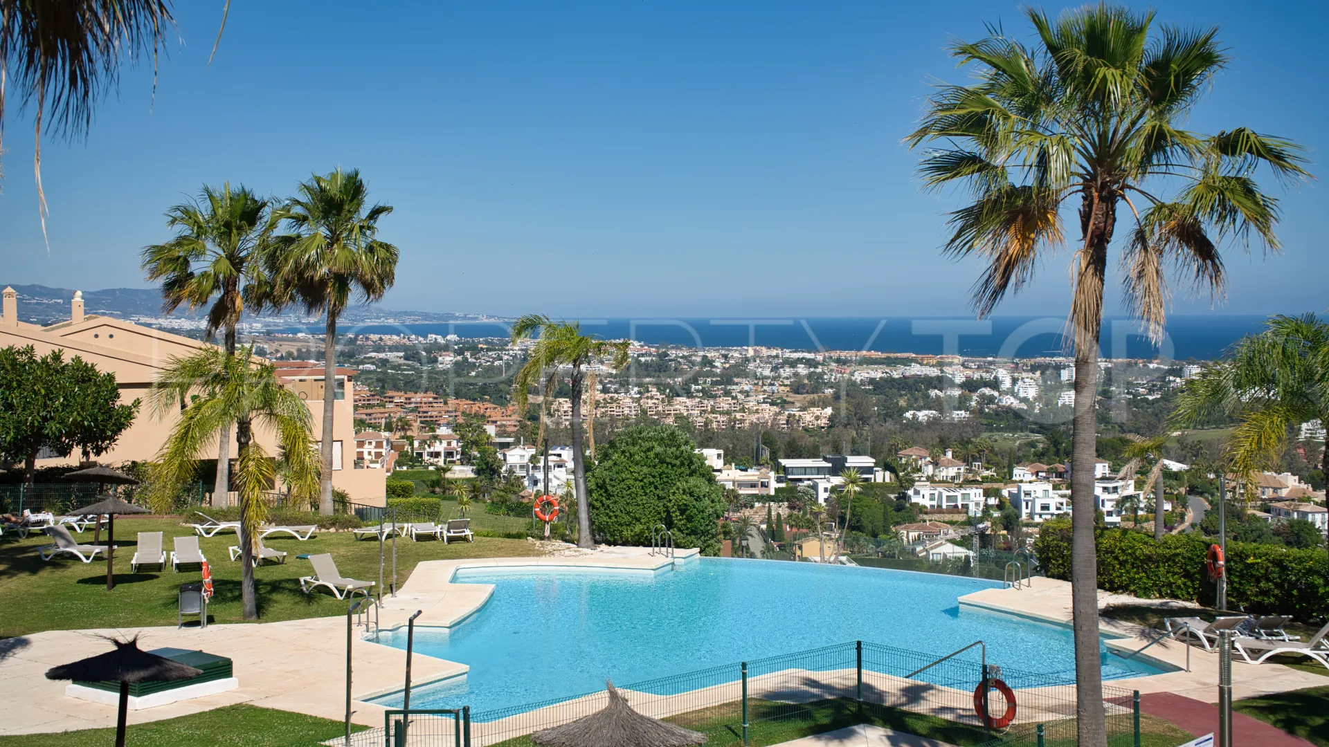 Se vende apartamento planta baja en Atalaya Hills con 3 dormitorios