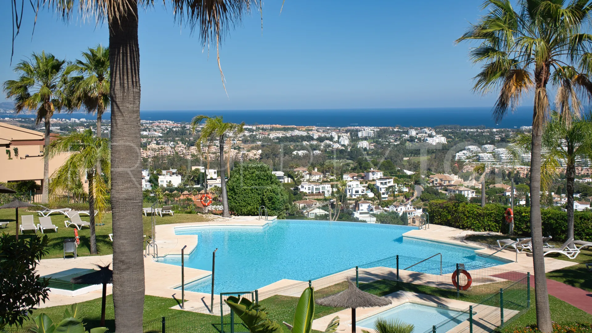 Se vende apartamento planta baja en Atalaya Hills con 3 dormitorios