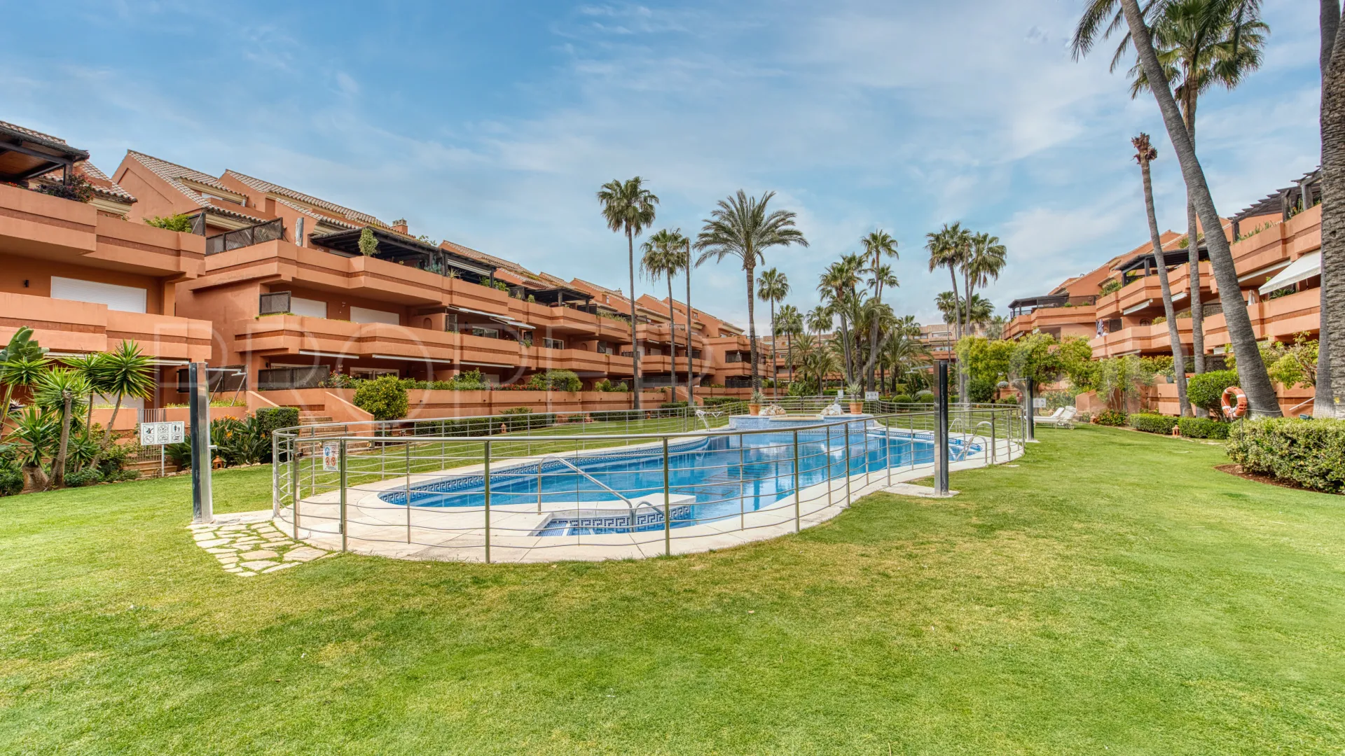 Comprar apartamento planta baja en Marbella