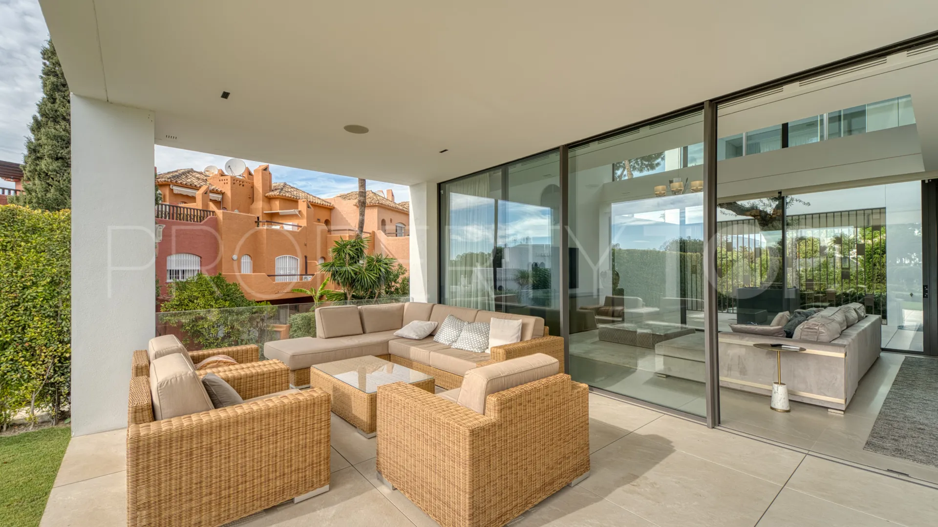 For sale semi detached villa with 4 bedrooms in Nueva Andalucia