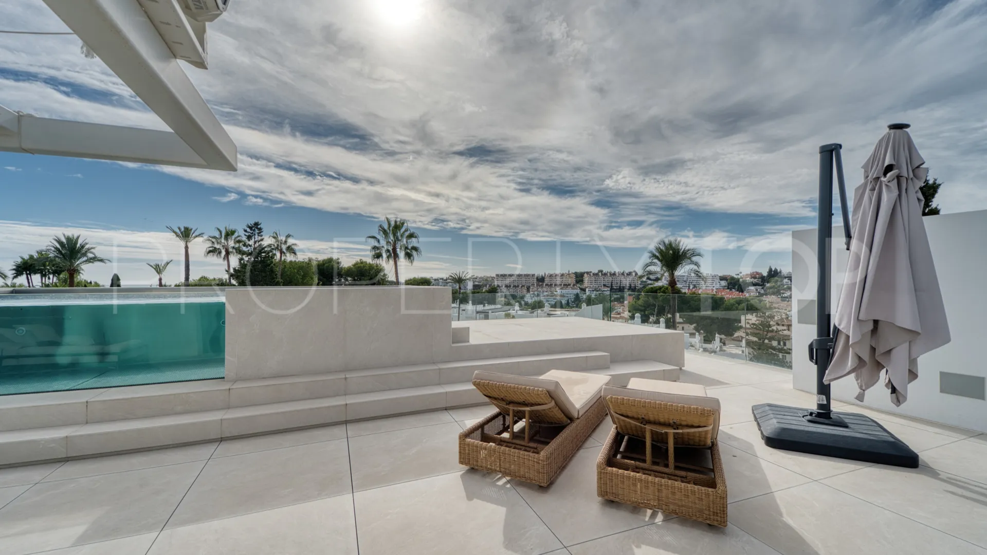 For sale semi detached villa with 4 bedrooms in Nueva Andalucia