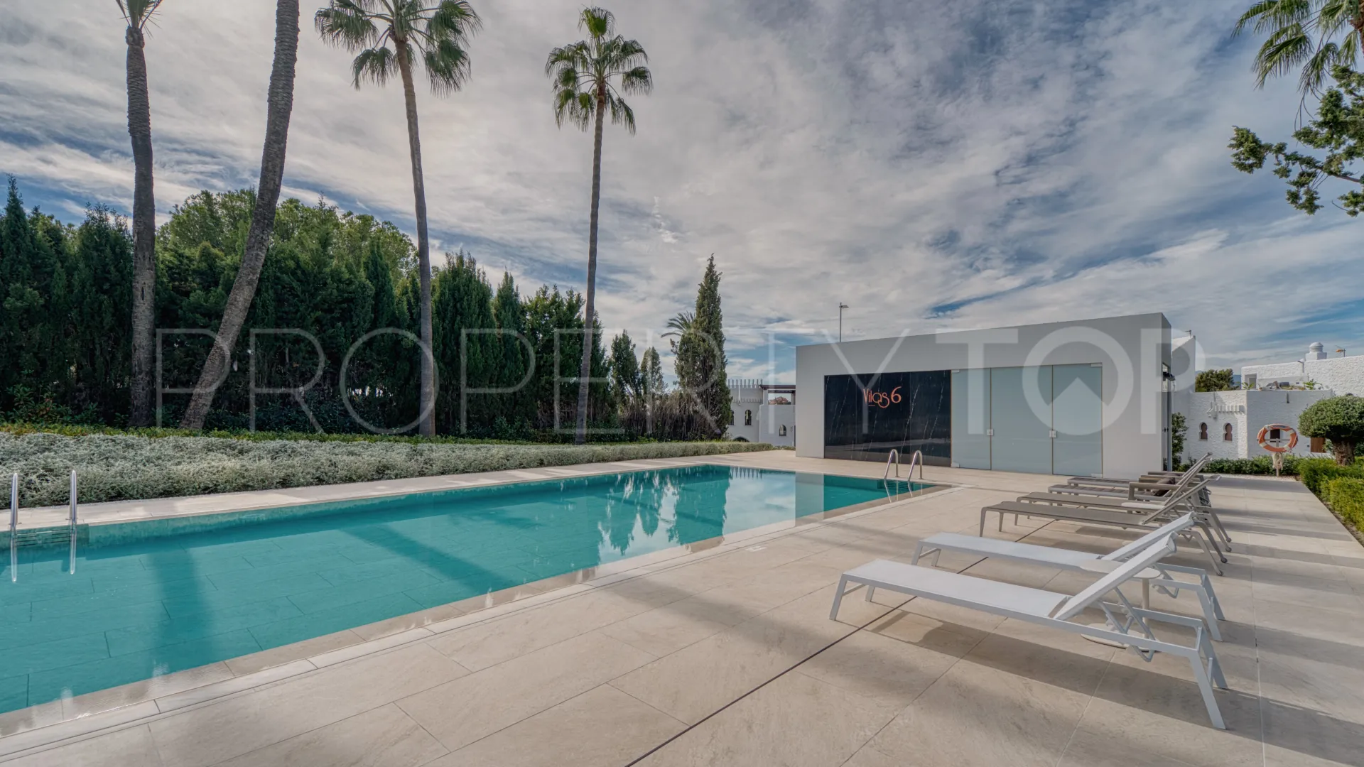 For sale semi detached villa with 4 bedrooms in Nueva Andalucia