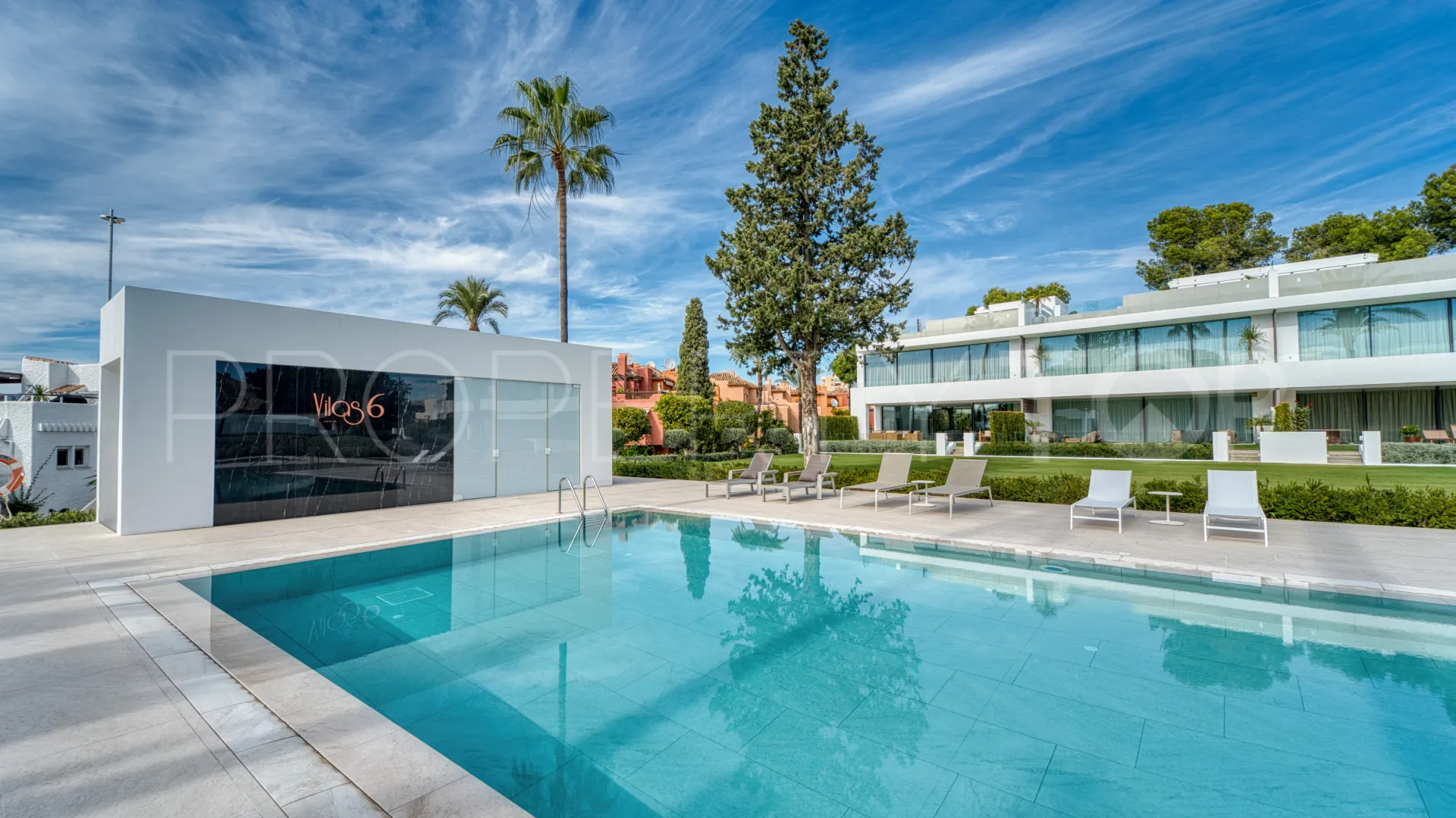 For sale semi detached villa with 4 bedrooms in Nueva Andalucia
