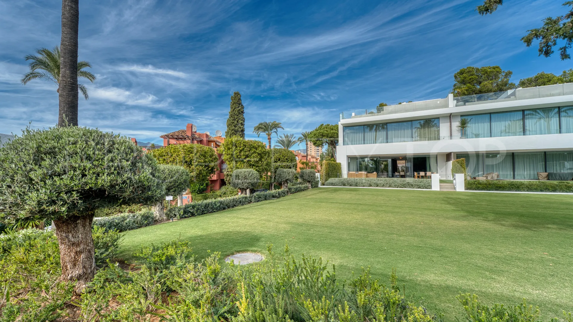 For sale semi detached villa with 4 bedrooms in Nueva Andalucia