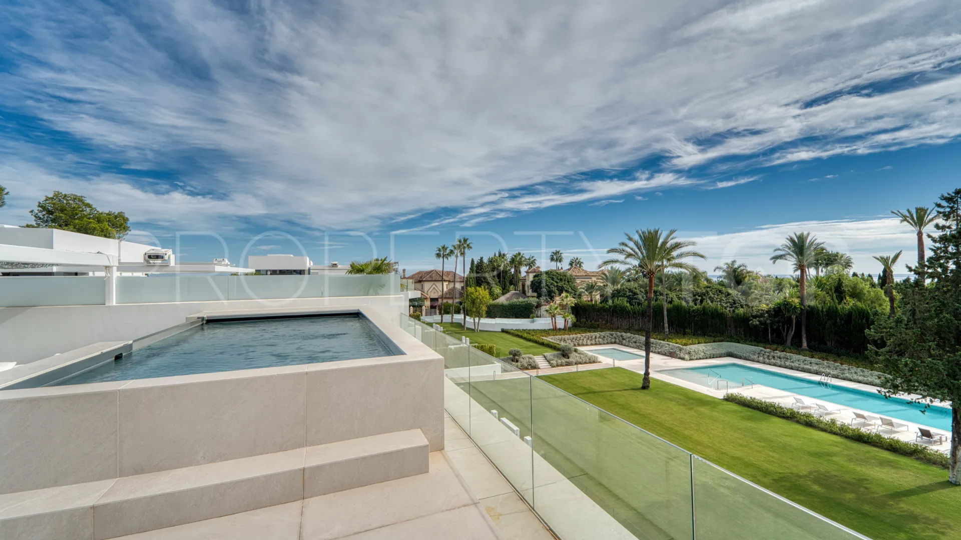 For sale semi detached villa with 4 bedrooms in Nueva Andalucia
