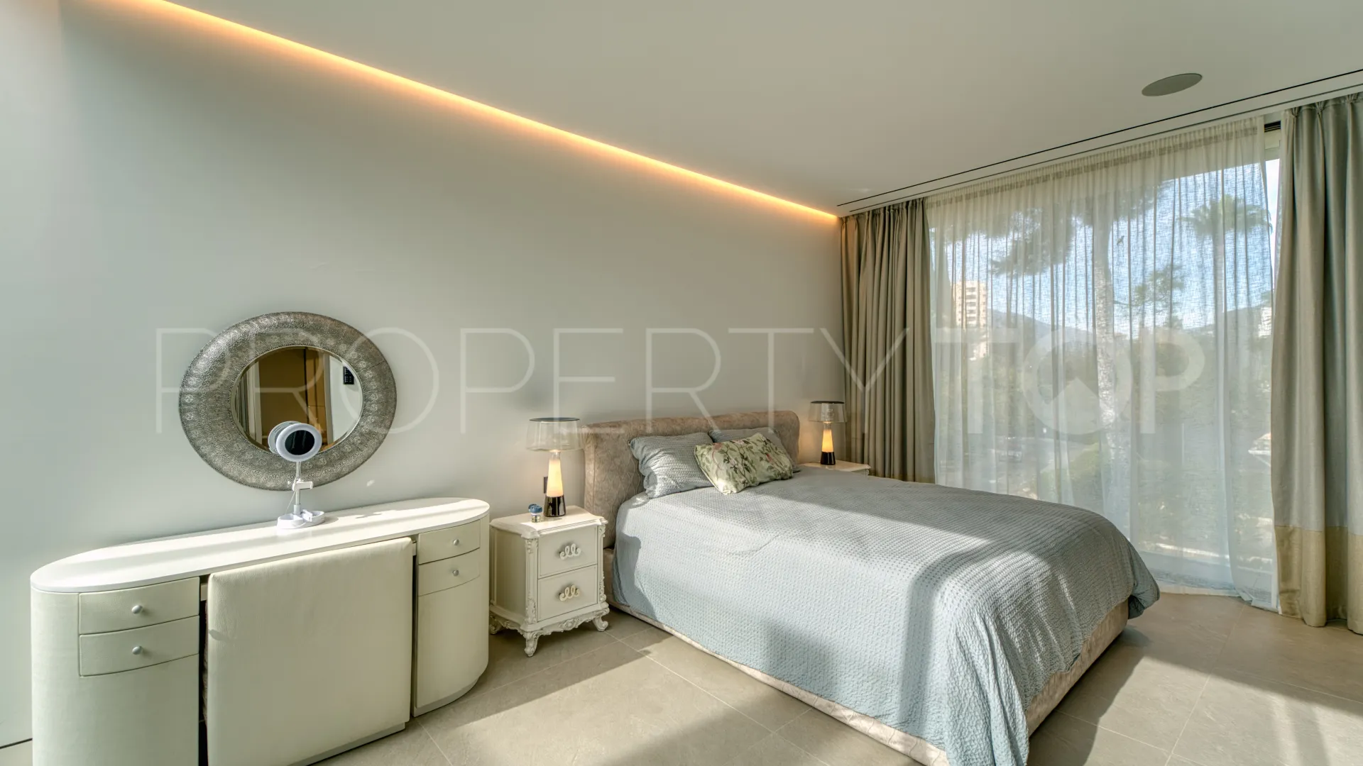 For sale semi detached villa with 4 bedrooms in Nueva Andalucia