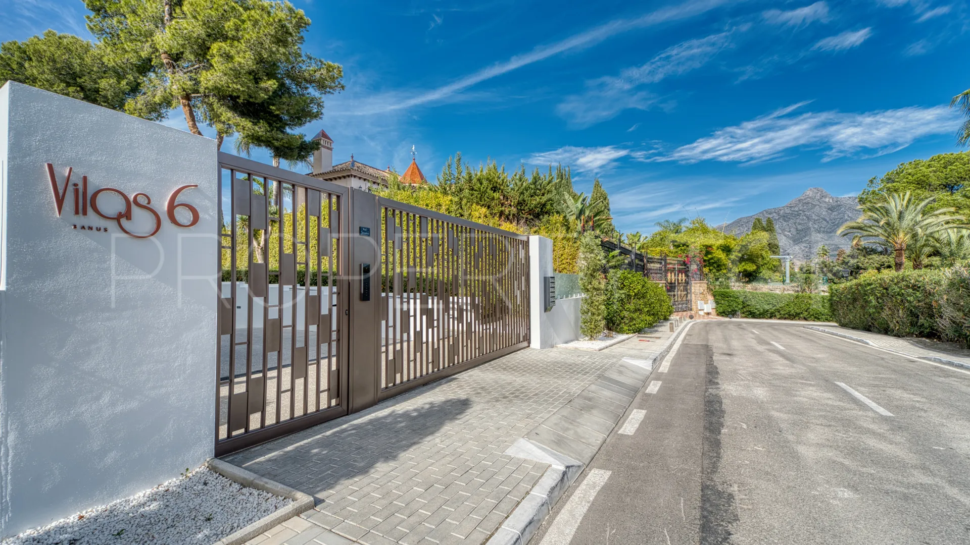 For sale semi detached villa with 4 bedrooms in Nueva Andalucia