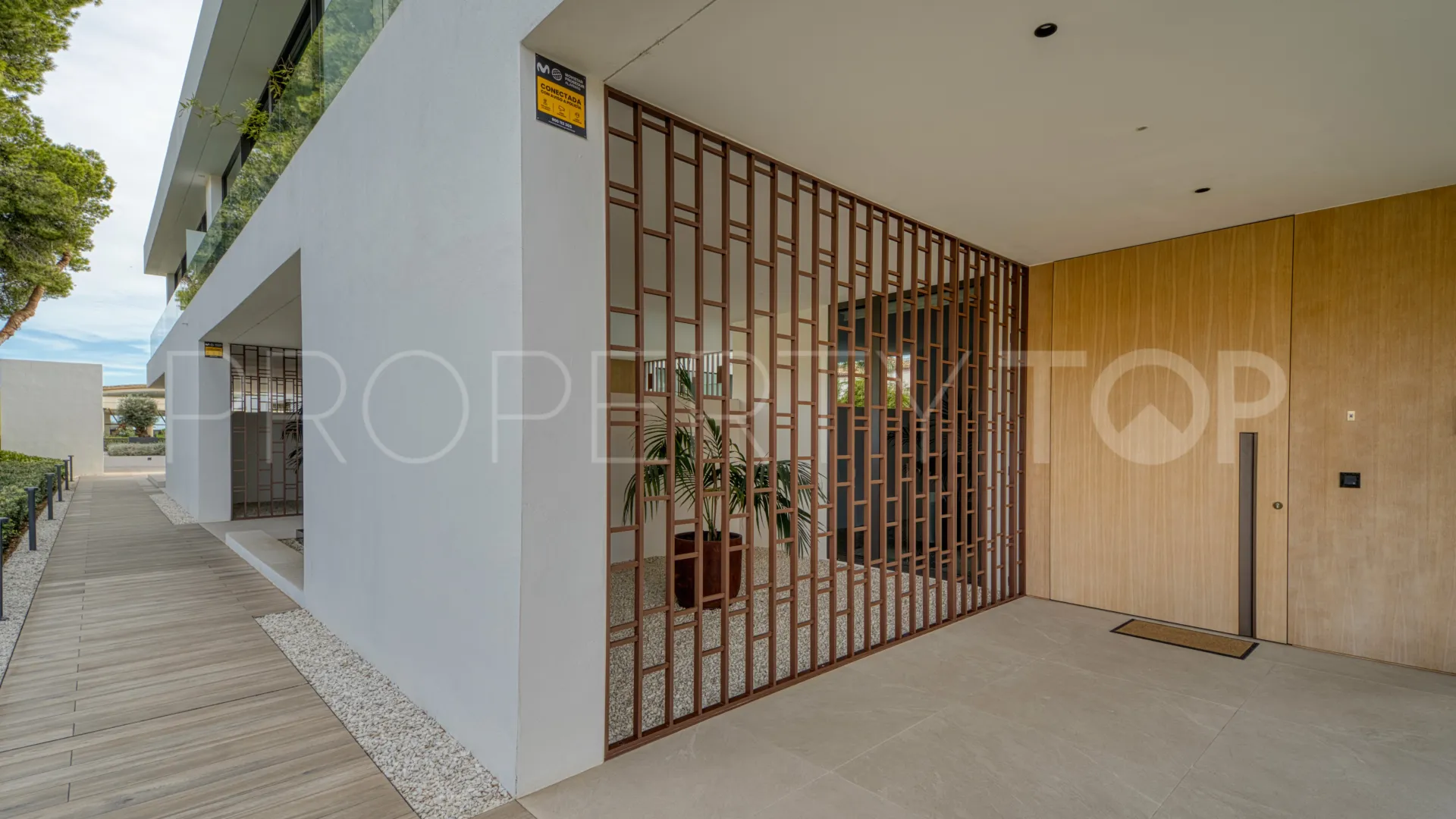 For sale semi detached villa with 4 bedrooms in Nueva Andalucia