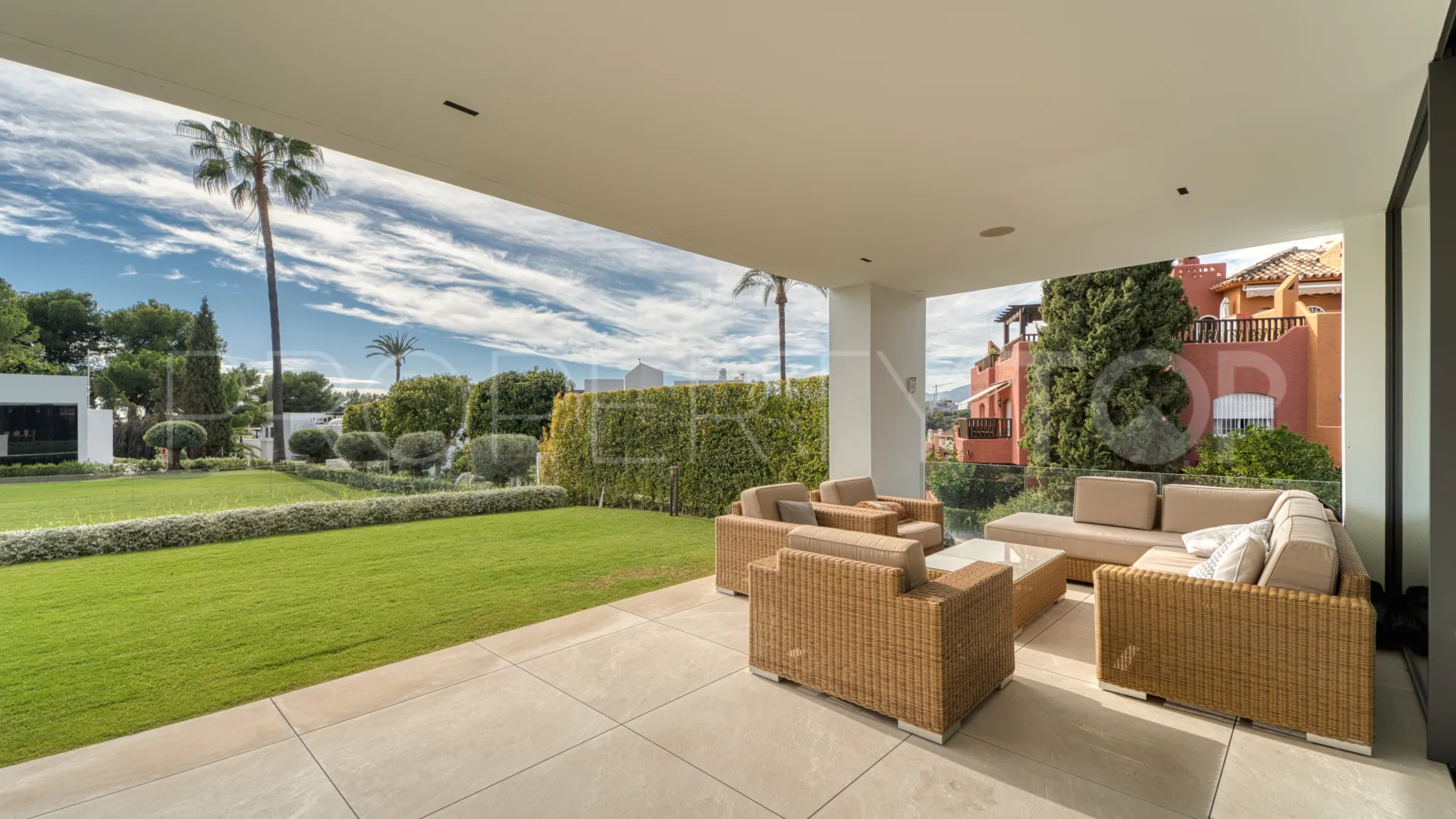 For sale semi detached villa with 4 bedrooms in Nueva Andalucia