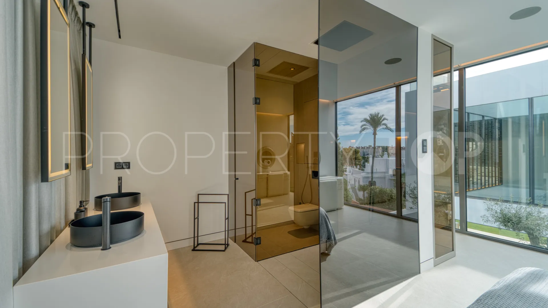 For sale semi detached villa with 4 bedrooms in Nueva Andalucia