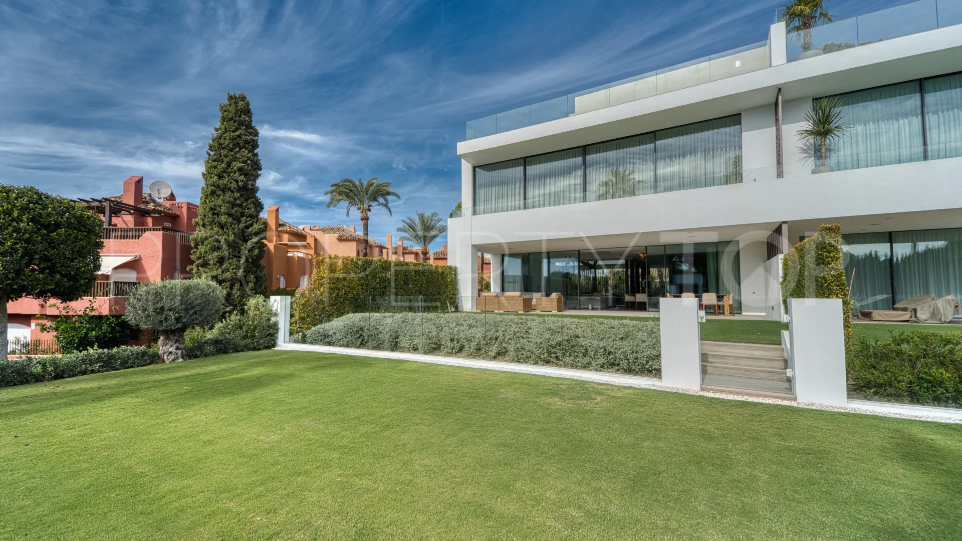 For sale semi detached villa with 4 bedrooms in Nueva Andalucia