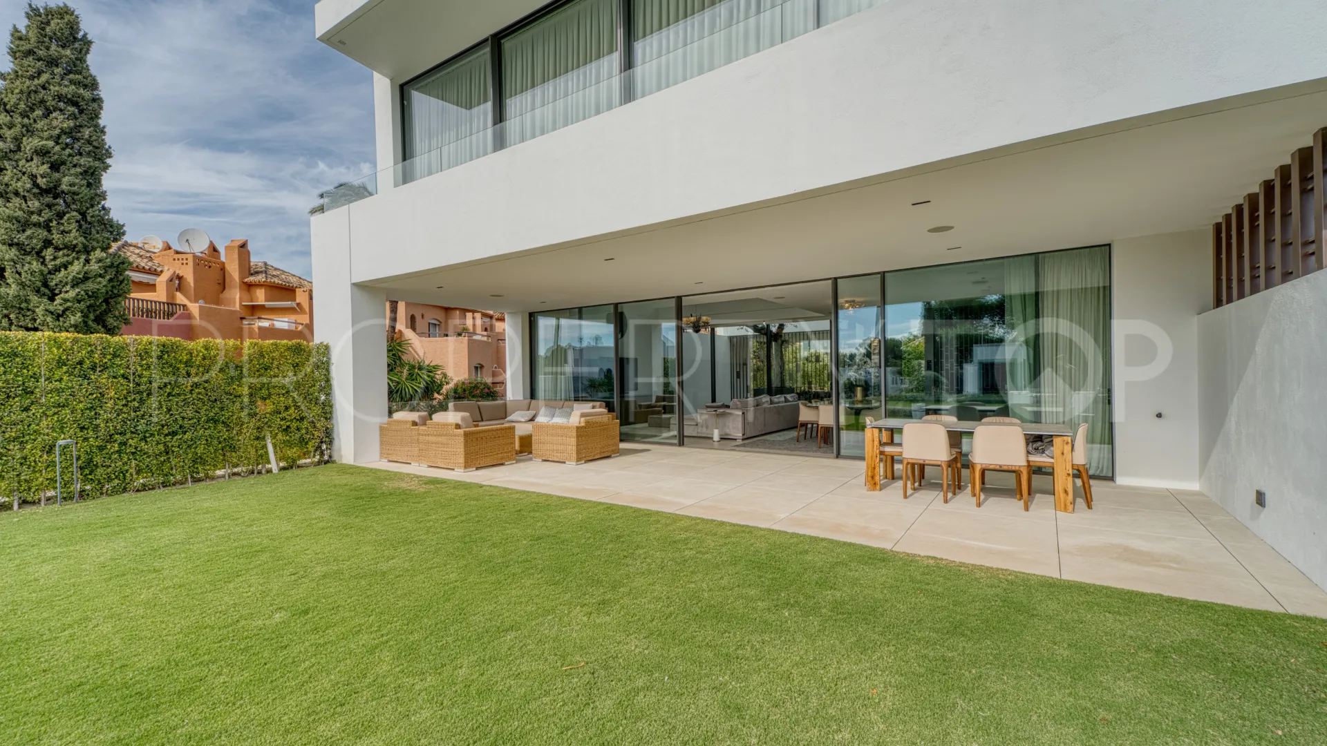 For sale semi detached villa with 4 bedrooms in Nueva Andalucia