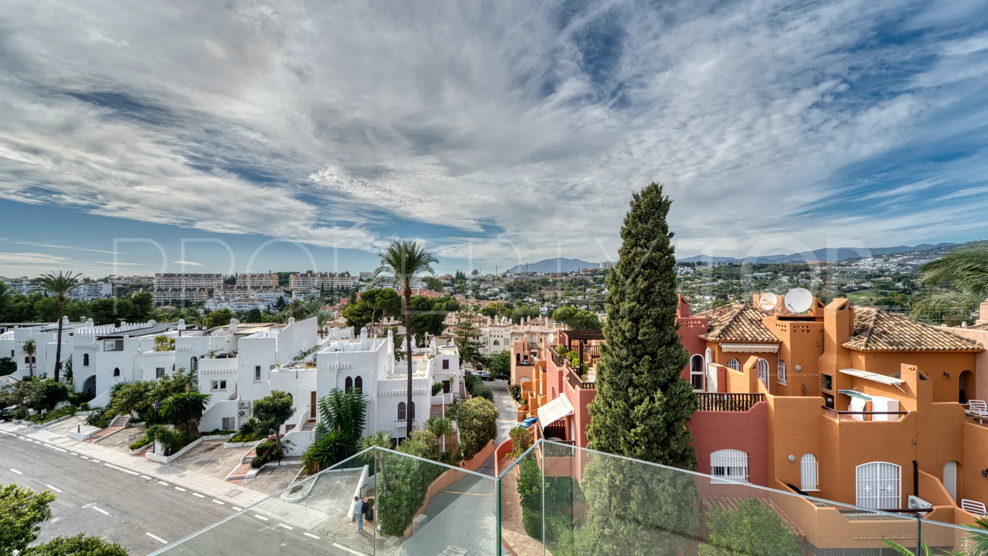 For sale semi detached villa with 4 bedrooms in Nueva Andalucia