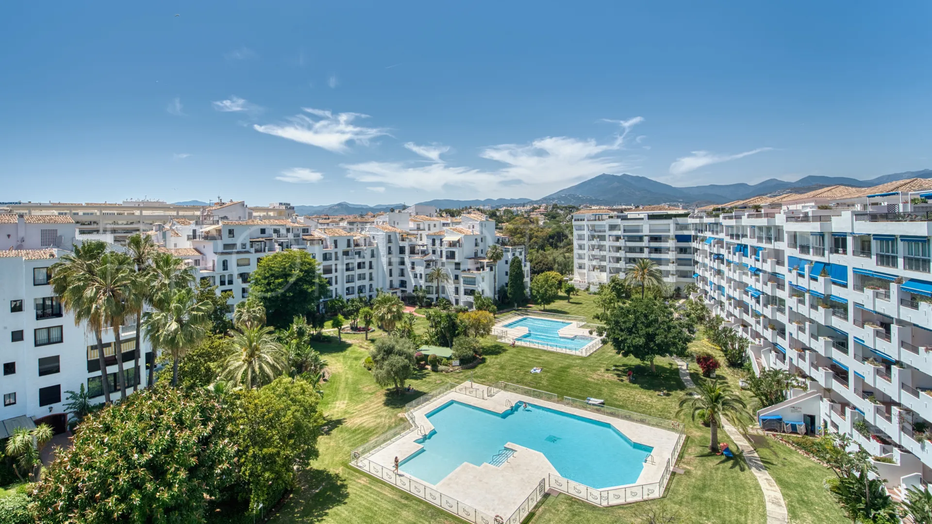 Atico duplex con 4 dormitorios a la venta en Terrazas de Banus