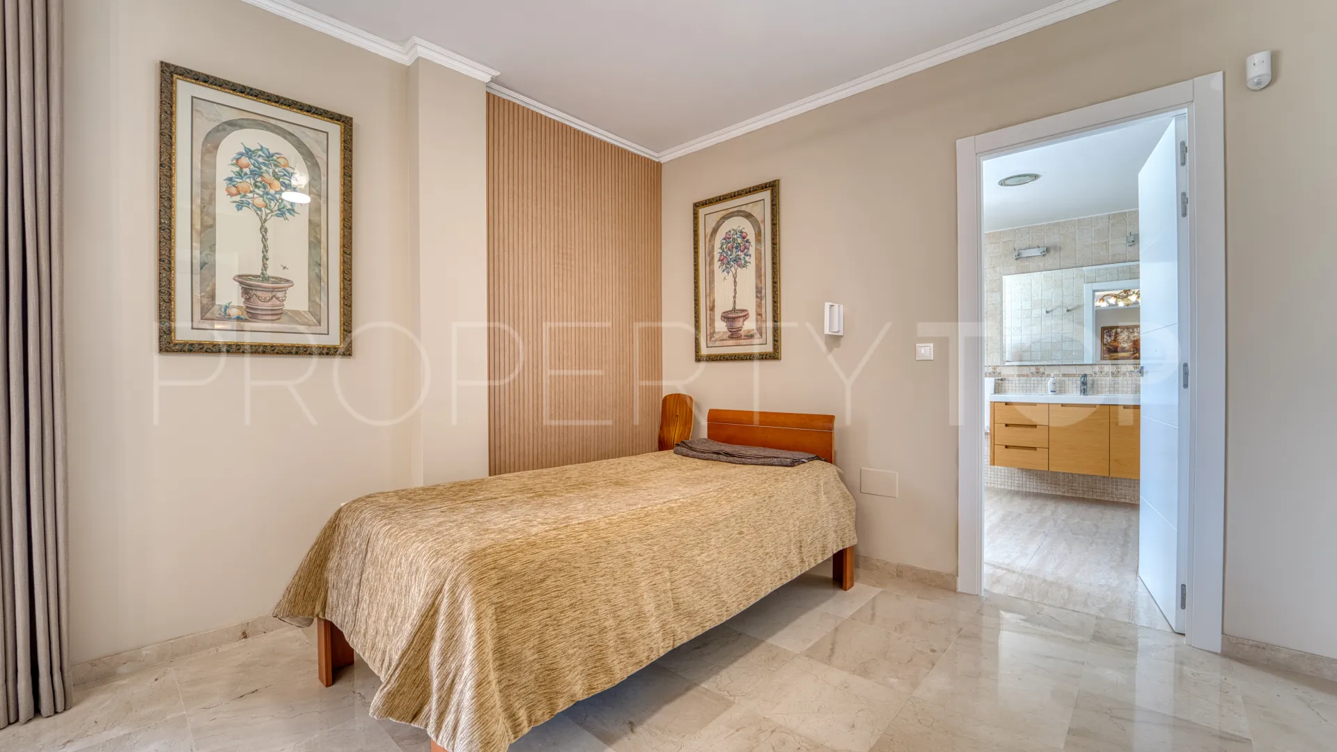 For sale house in Guadalmina Alta with 5 bedrooms