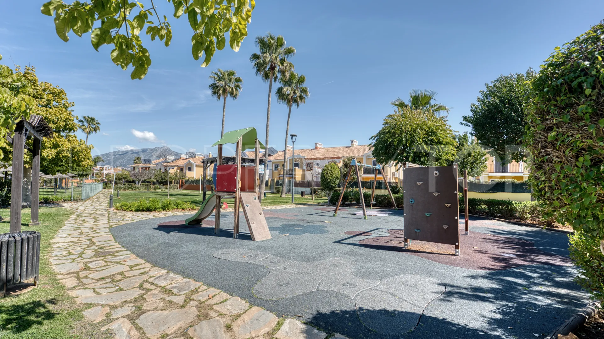 For sale house in Guadalmina Alta with 5 bedrooms
