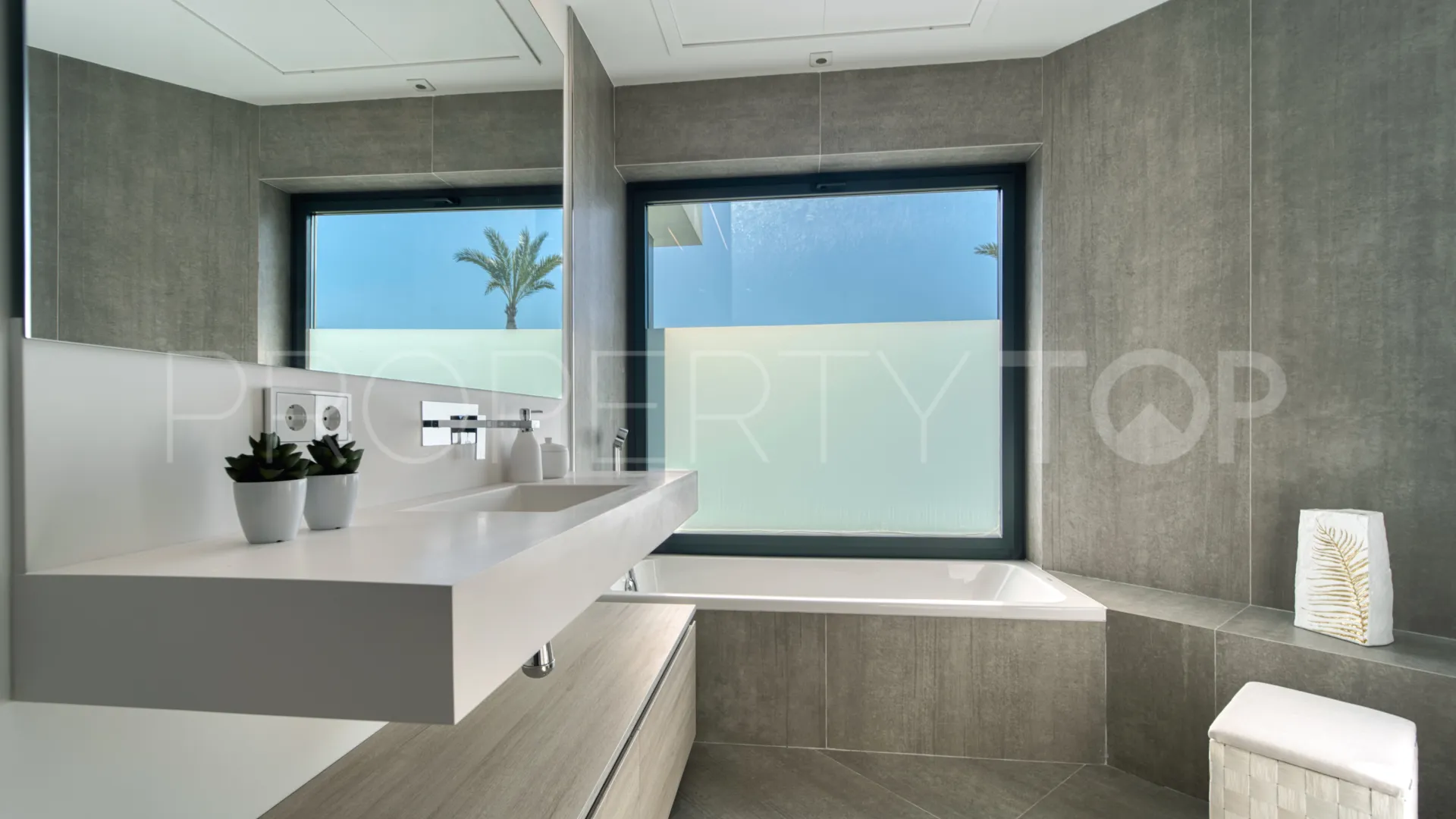 Town house for sale in The Island