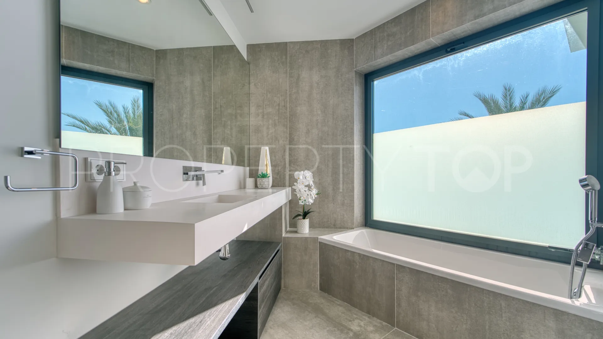 Town house for sale in The Island