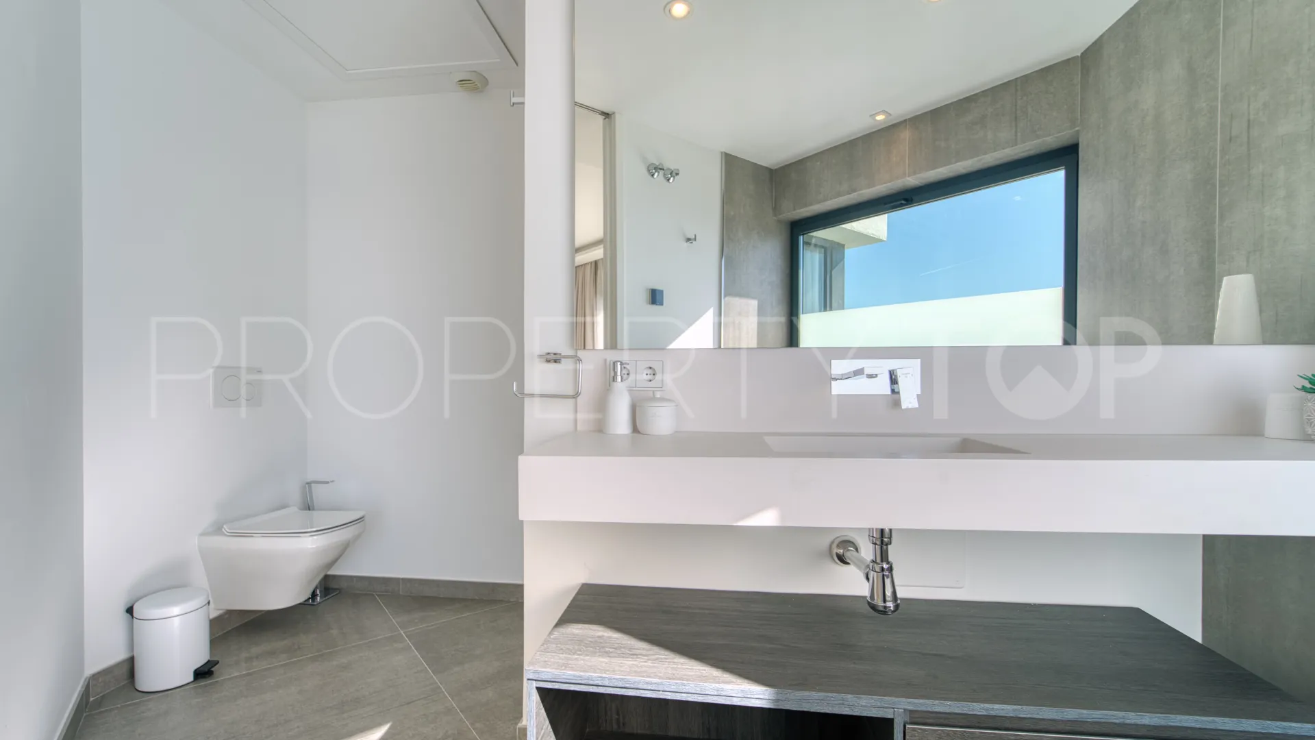 Town house for sale in The Island