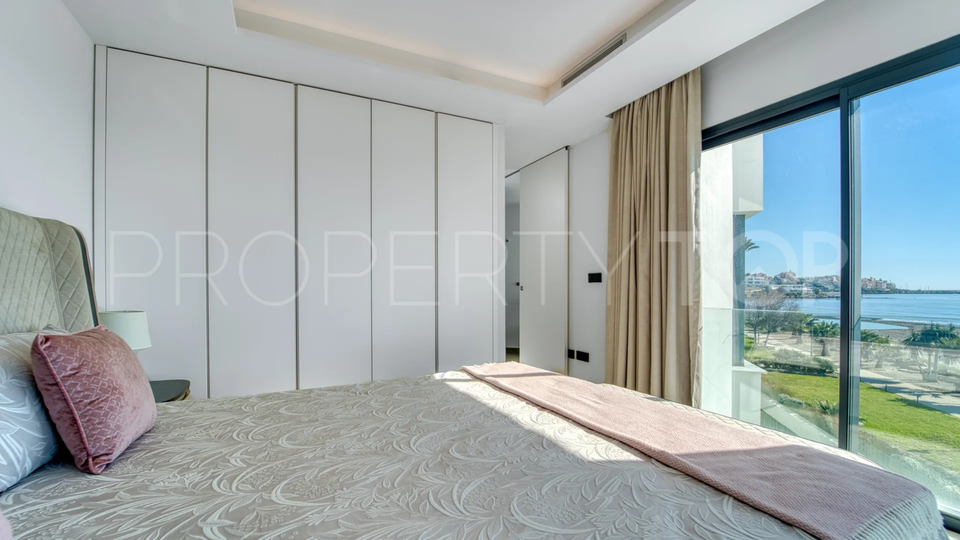 Town house for sale in The Island