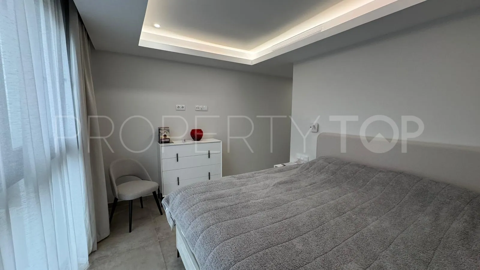 2 bedrooms penthouse in Estepona for sale
