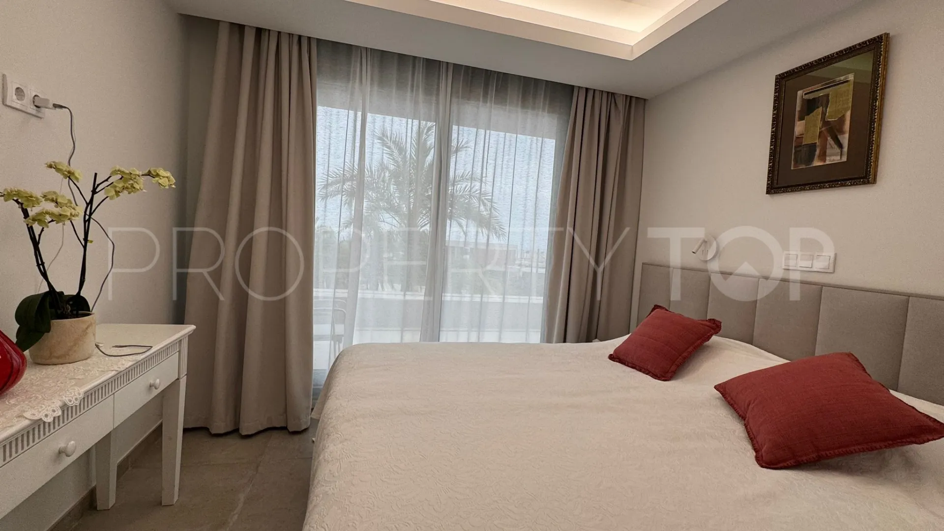 2 bedrooms penthouse in Estepona for sale