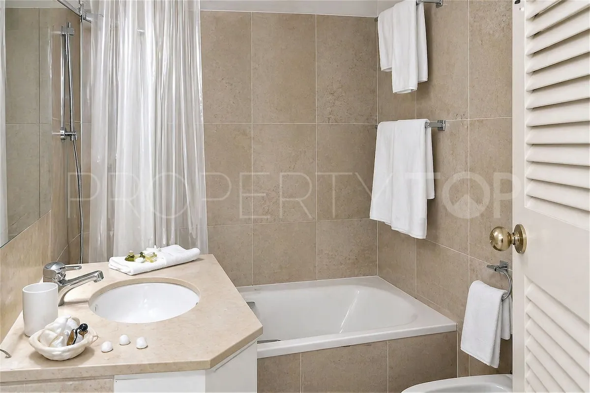 5 bedrooms Nueva Andalucia villa for sale