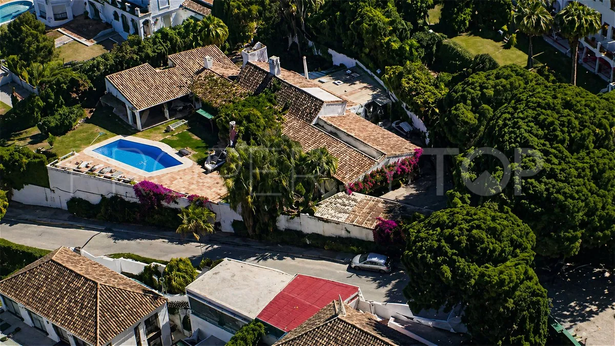 5 bedrooms Nueva Andalucia villa for sale