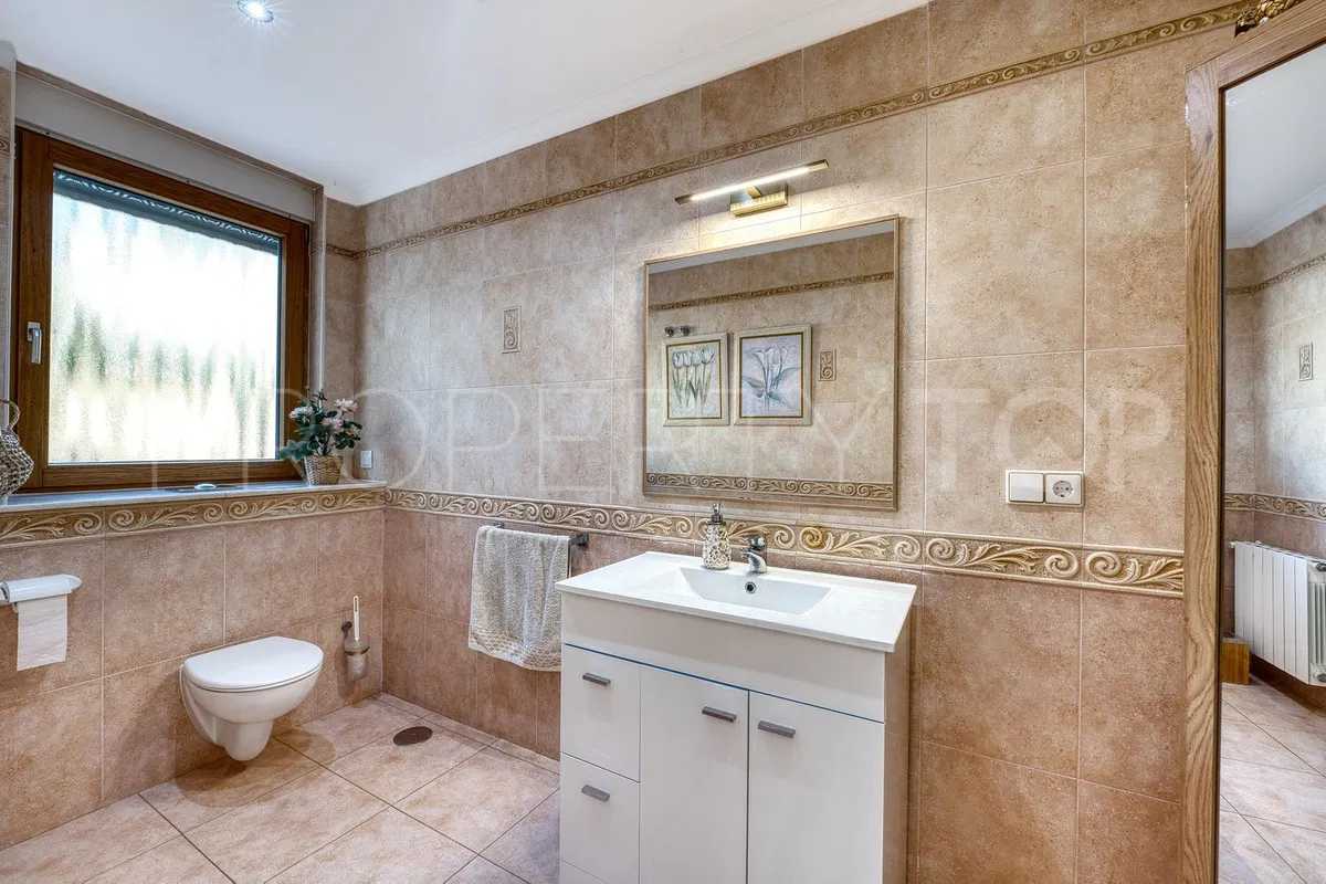 Villa for sale in Elviria with 8 bedrooms
