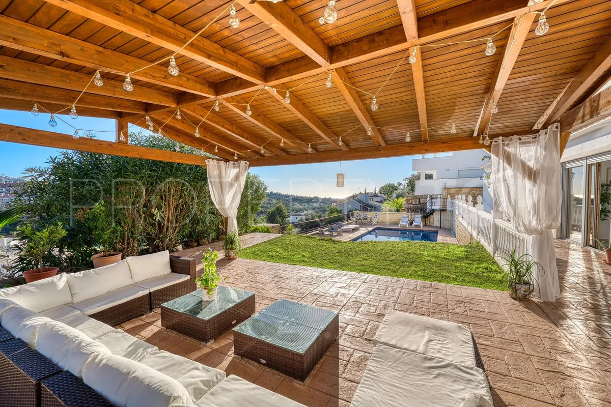 Villa for sale in Elviria with 8 bedrooms