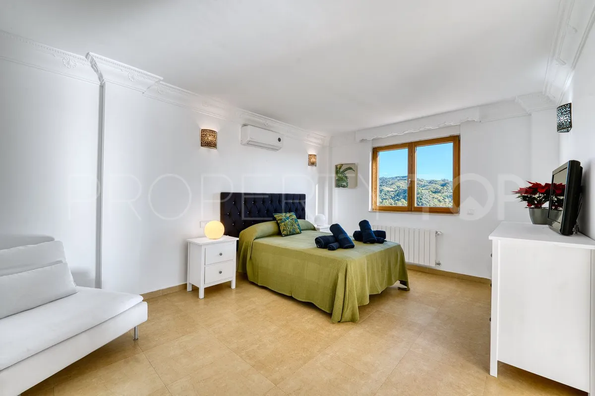 Villa for sale in Elviria with 8 bedrooms