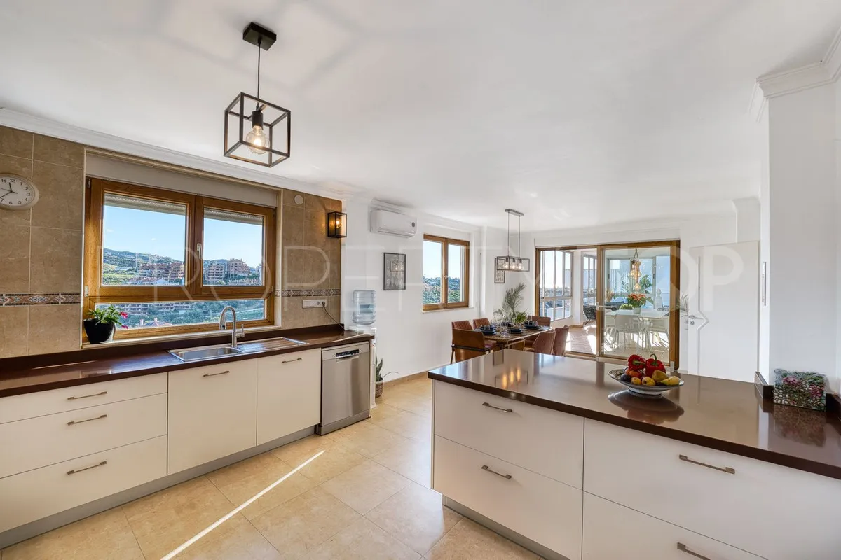 Villa for sale in Elviria with 8 bedrooms