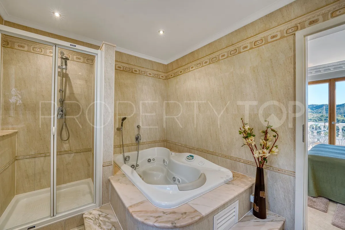 Villa for sale in Elviria with 8 bedrooms