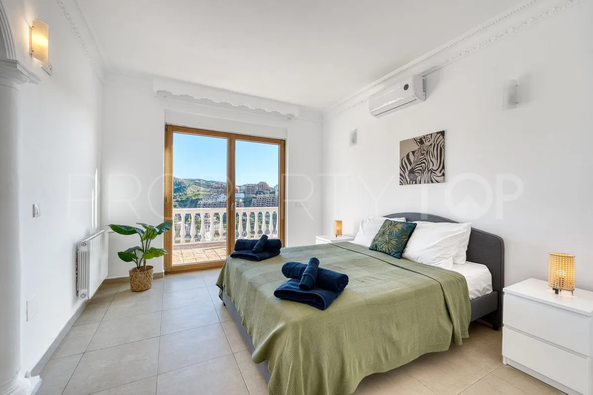 Villa for sale in Elviria with 8 bedrooms