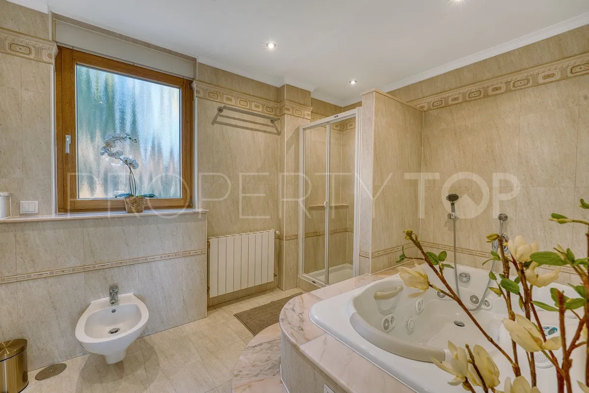 Villa for sale in Elviria with 8 bedrooms