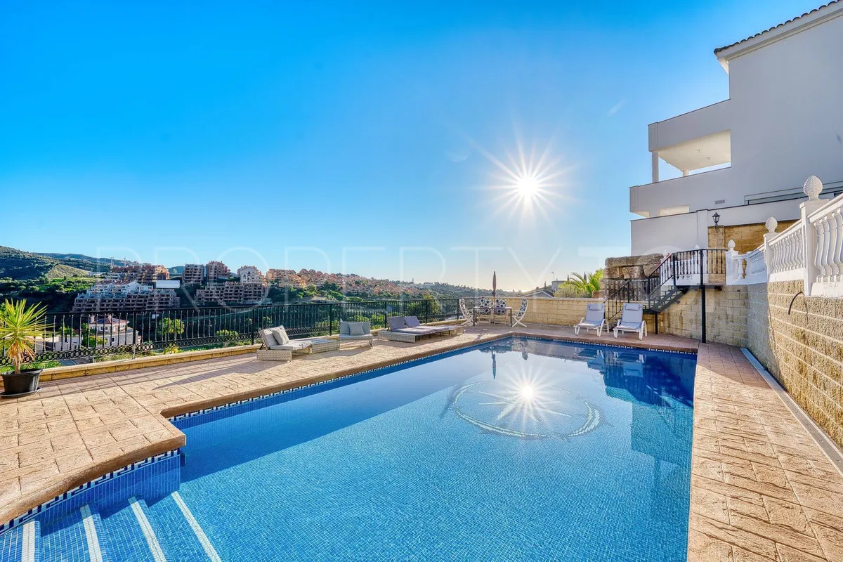 Villa for sale in Elviria with 8 bedrooms