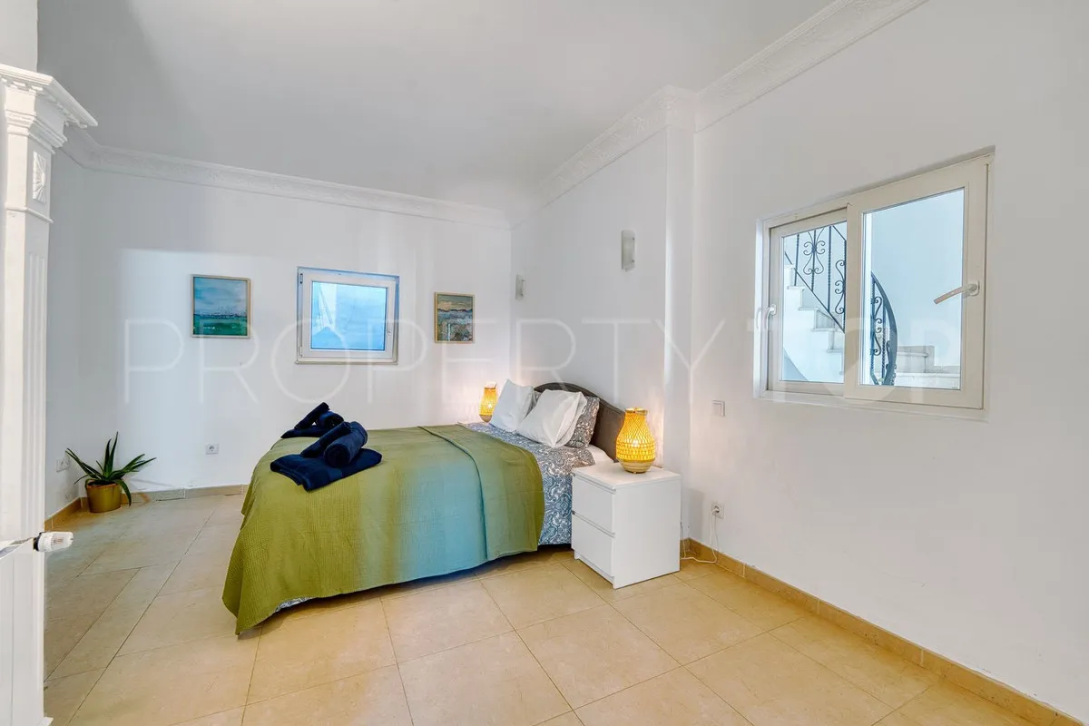 Villa for sale in Elviria with 8 bedrooms