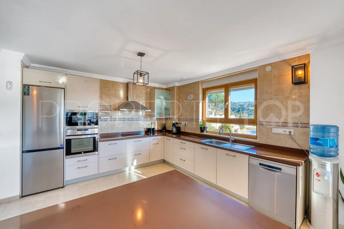 Villa for sale in Elviria with 8 bedrooms