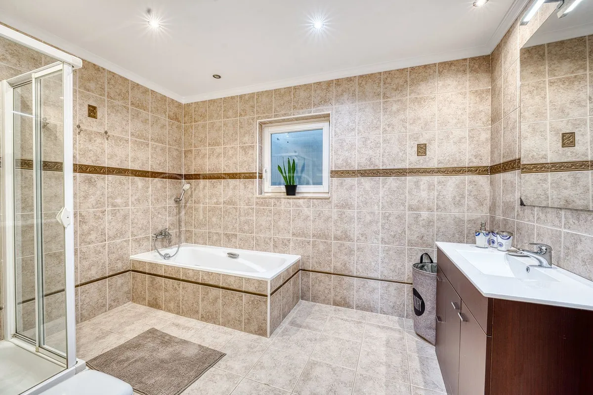 Villa for sale in Elviria with 8 bedrooms