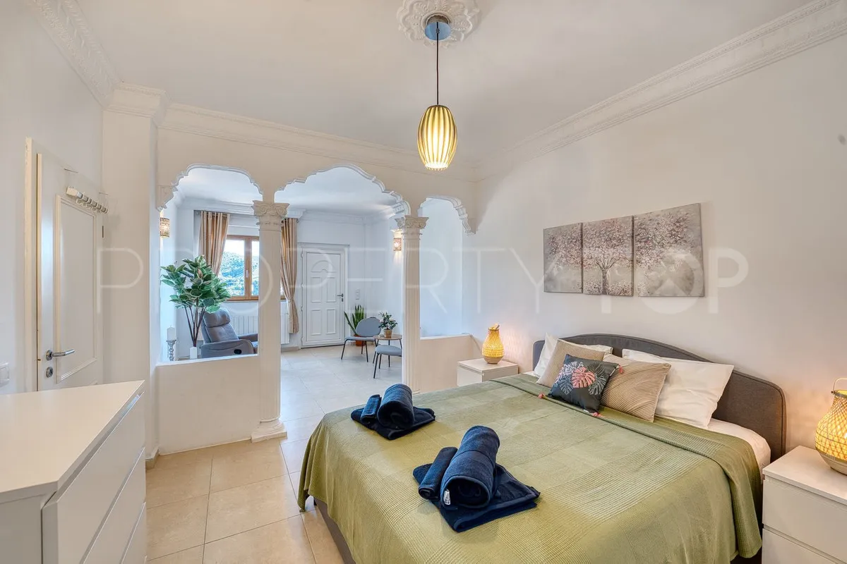 Villa for sale in Elviria with 8 bedrooms